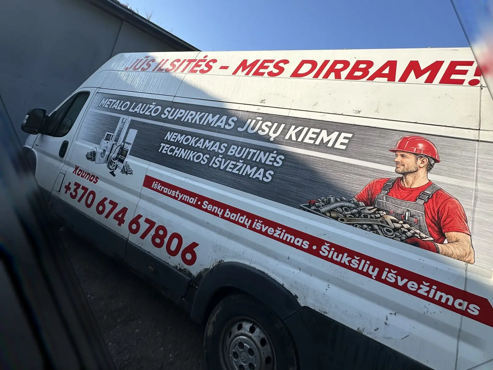 Mūsų furgonas su užrašu Metalo laužo supirkimas jūsų kieme